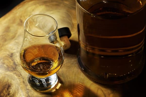 how to drink bourbon - glencairn